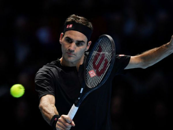 ముందు వైపు రోజర్ ఫెదరర్ బ్యాక్‌హ్యాండ్‌ షాట్‌