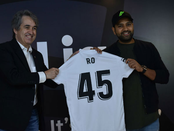 పుట్‌బాలర్ల హెయిర్ స్టైల్‌ను అనుకరిస్తారు