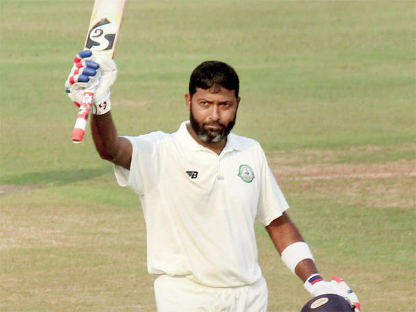 1996-97లో ఫస్ట్‌క్లాస్ క్రికెట్‌లోకి అరంగేట్రం