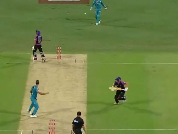 బ్యాట్‌ను వదిలేసిన బౌలర్: