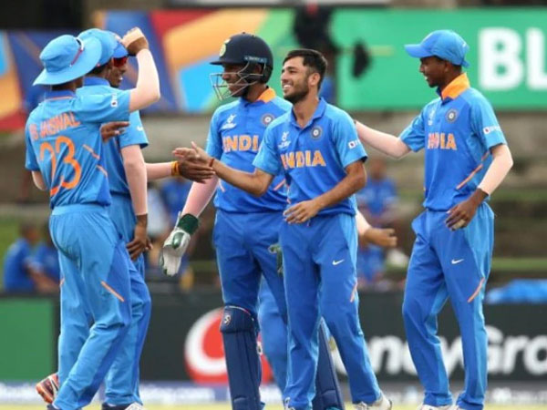 పెవిలియన్‌కు క్యూ 