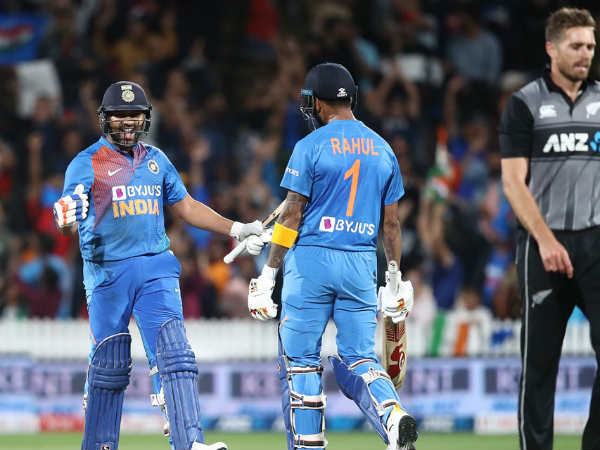 రెండు సిక్సులు బాదిన రోహిత్ శర్మ