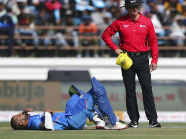 కమిన్స్ బంతితో కొట్టడంతో..