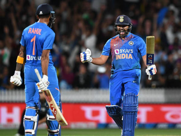 రోహిత్ హాఫ్ సెంచరీ..