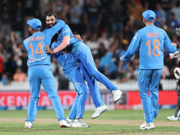 చివరి ఓవర్‌లో షమీ మాయ: