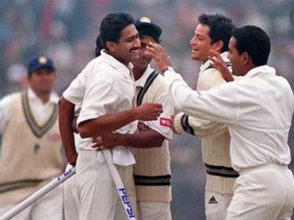 రెండో బౌలర్‌గా రికార్డు: