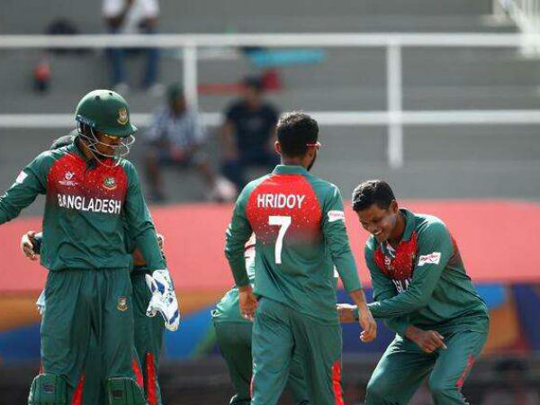 ఆరంభంలో బంగ్లాకు షాక్: