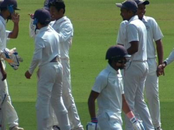 తొలి సెషన్‌లోనే ఆలౌట్‌: