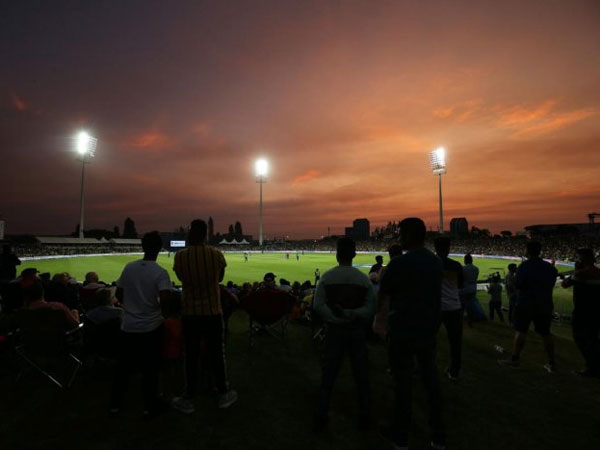 కామెంటేటర్‌పై దూషణ