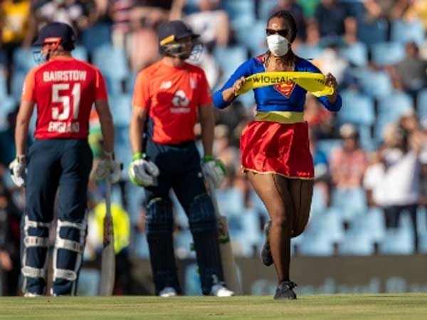 మైదానంలోకి దూసుకొచ్చిన మహిళ