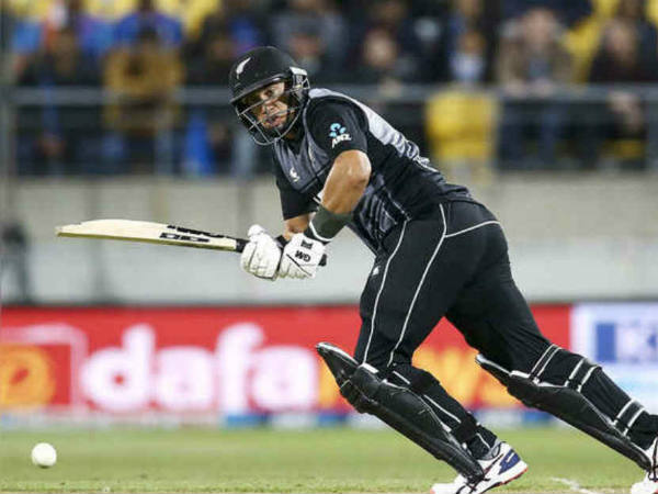 గప్తిల్ అర్ధ సెంచరీ: