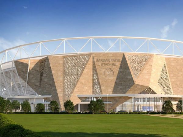 లక్షల సంఖ్యలో జనం: