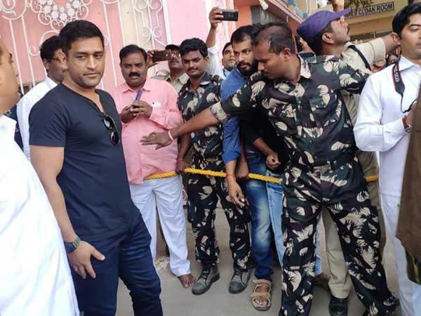 పుట్టపర్తిలో భారత మాజీ కెప్టెన్