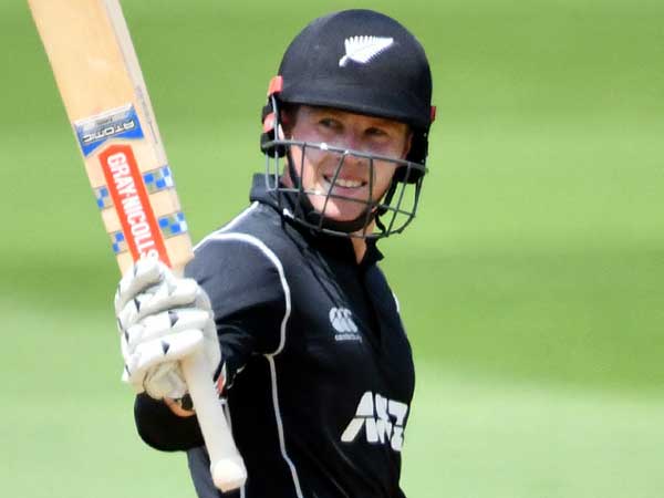  రివ్యూ కోరిన నికోలస్: