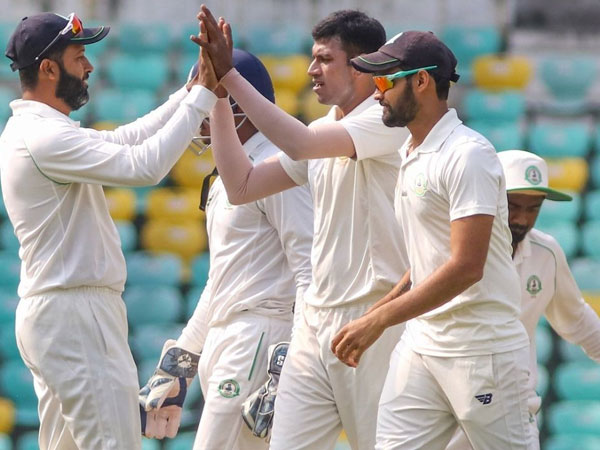 నాలుగు గెలిచి..