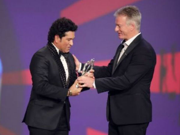 స్టీవ్ వా చేతుల మీదుగా: