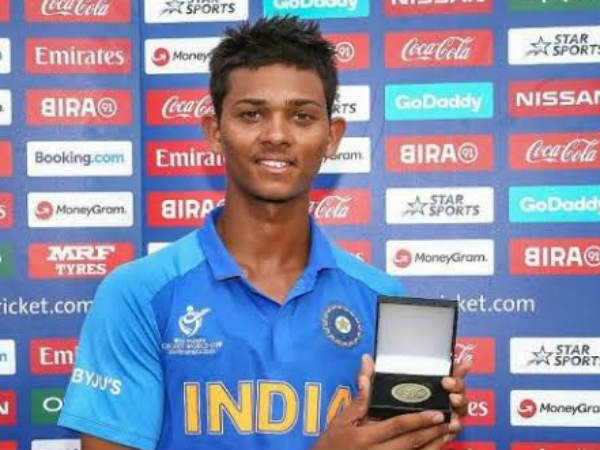 ప్రపంచకప్‌ అవార్డును ముక్కలు: