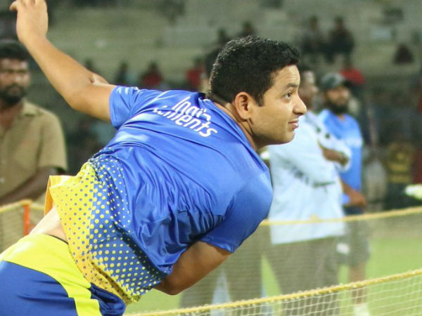 అభిమానుల నుంచి ఘన స్వాగతం: