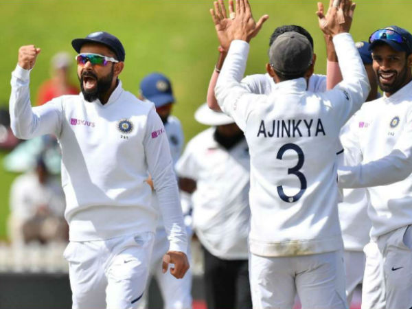 ప్రేక్షకుల వైపు అసభ్య సంజ్ఞ..