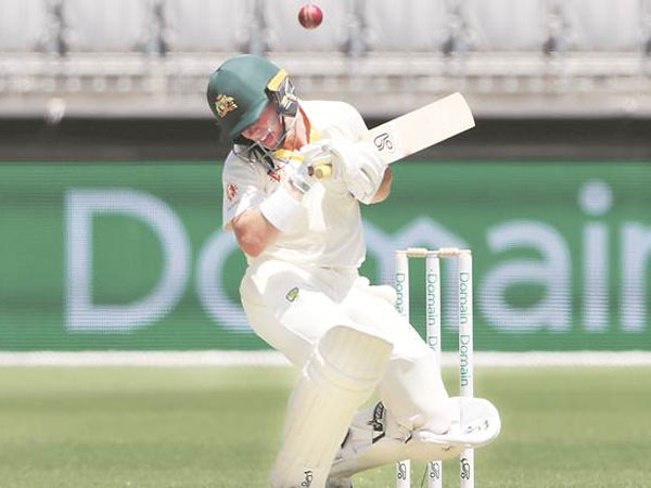 హారిస్‌ హెల్మెట్‌కు తాకిన బంతి