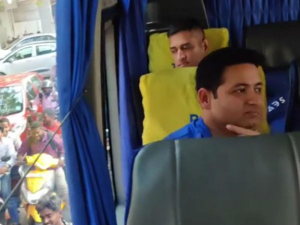 ధోనీని వెంటాడిన అభిమానులు: