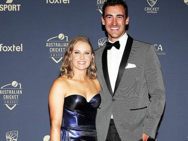 సతీమణి ఫైనల్ మ్యాచ్ చూసేందుకు: