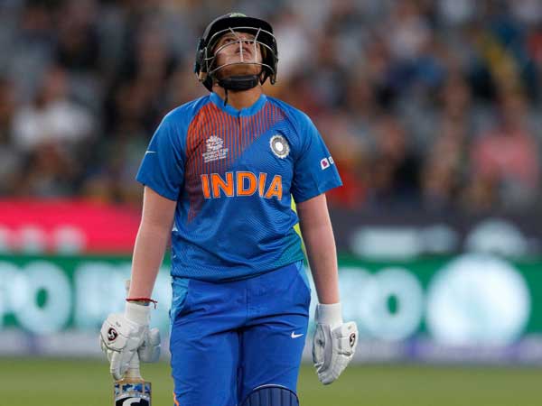 కన్నీటిని ఆపుకోలేని షెఫాలీ..