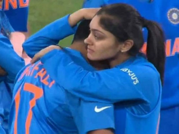 వెక్కివెక్కి ఏడ్చిన షెఫాలీ: