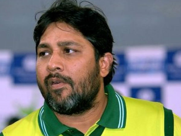 హెల్మెట్‌ లేకుండానే: