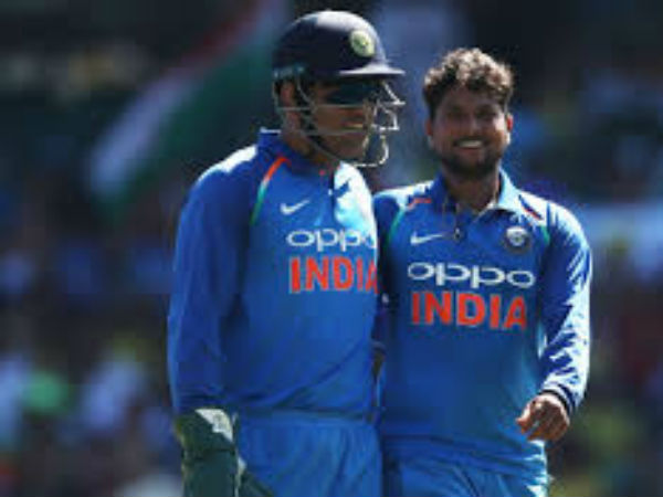 ధోనీ ఏదో చెప్పాడు: