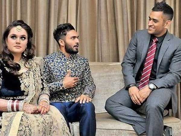 మూడు ఫ్లైట్స్ మారాడు..