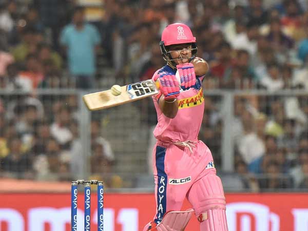 ధోనీ నా వెనకాలే