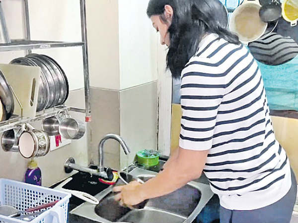  గిన్నెలు శుభ్రం చేస్తున్నా: