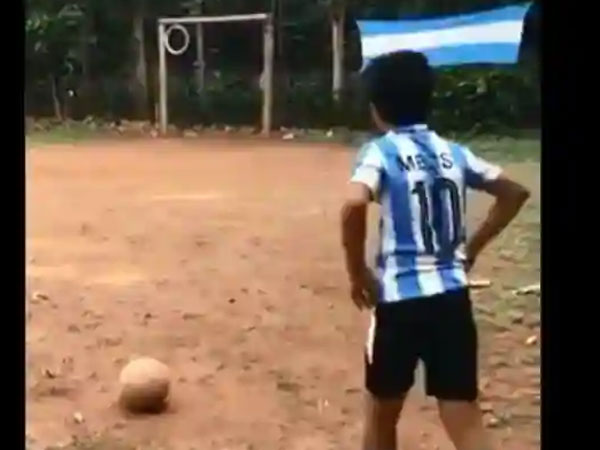 మెస్సీని అనుకరించిన కుర్రాడు