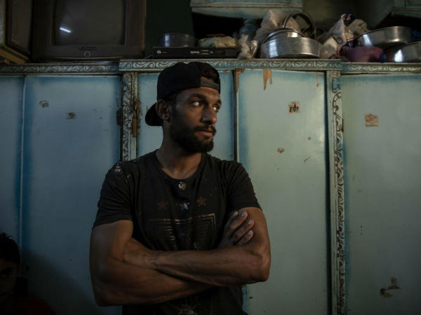  బేకరిలో పని చేస్తూ..