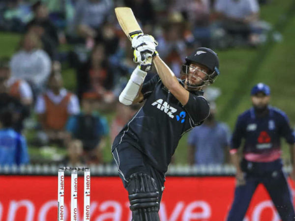 మైదానంలోకి దూసుకొచ్చిన ధోనీ..