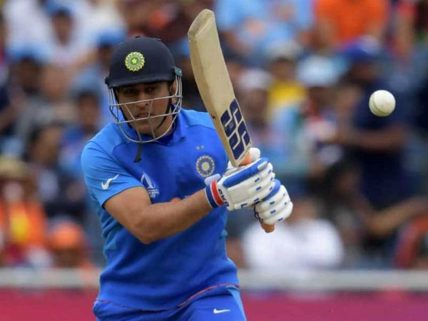 ట్రెండ్‌ అయిన dhoniretire హ్యాష్‌ ట్యాగ్‌: