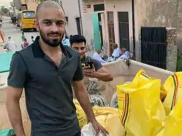 బస్తాలు నింపుతున్న అమిత్ పంగల్..