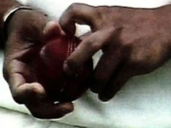 బంతి సీమ్ క్లీన్ చేసిన సచిన్..