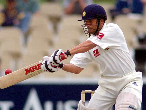 సచిన్ కళ్లు మూసుకోవడాన్ని చూశా: