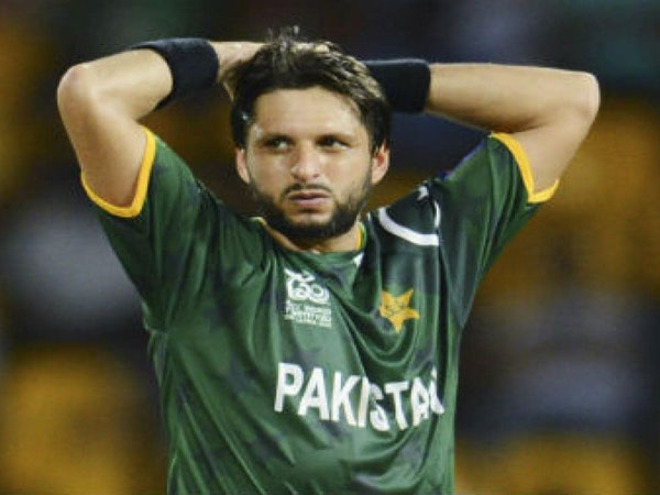 అఫ్రిది చీటర్ అంటూ..