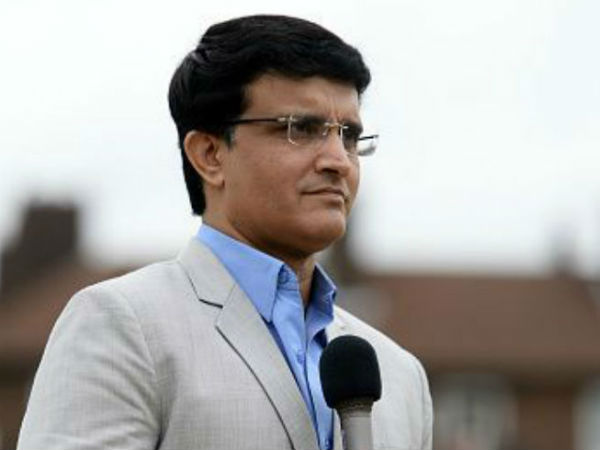 ట్రోఫీని పంచుకున్న ఇరు జట్లు..