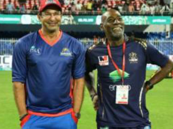  బ్యాట్‌పట్టుకుని డ్రెస్సింగ్‌ రూమ్‌కు వచ్చాడు: