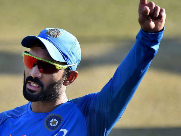 ధోనీ కంటే కార్తీక్ సహజసిద్ధ ఆటగాడు: