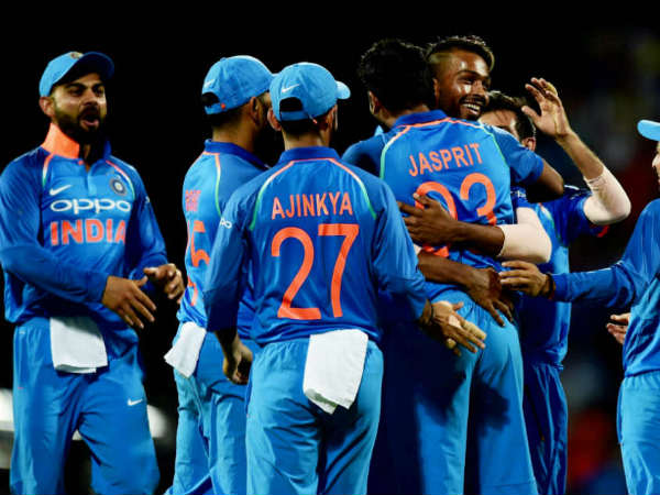 అభిమానుల మధ్యలోనే..