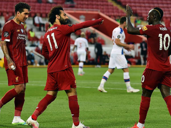 నిబంధనలు మరచి ఫ్యాన్స్‌ హంగామా: