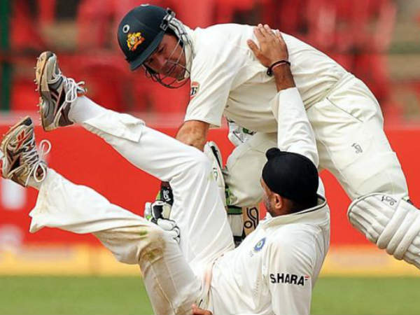 గంగూలీ ఔటైనట్లు చేతివేలు పైకెత్తాడు: