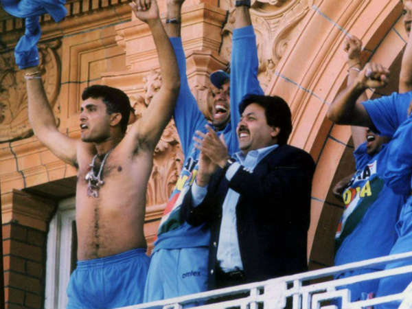 చొక్కా విప్పి గాల్లో తిప్పడం గంగూలీకే చెల్లింది: