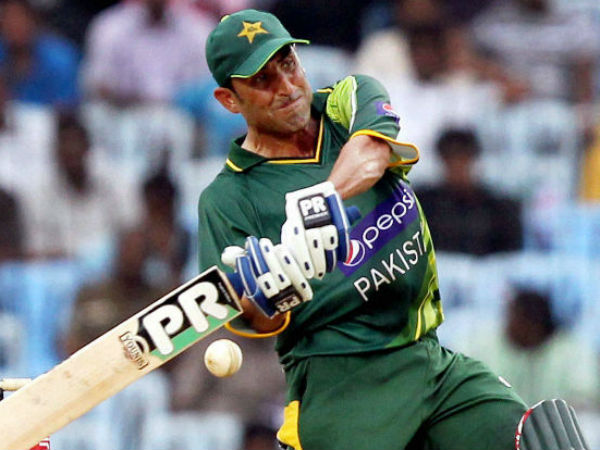 గొంతుపై కత్తి పెట్టాడు: