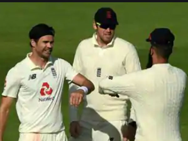 శానిటైజర్‌తో చేతులు శుభ్రం చేసుకుంటున్న ఆండర్సన్‌